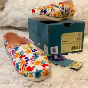 NWT Tom’s floral print . Size 61/2